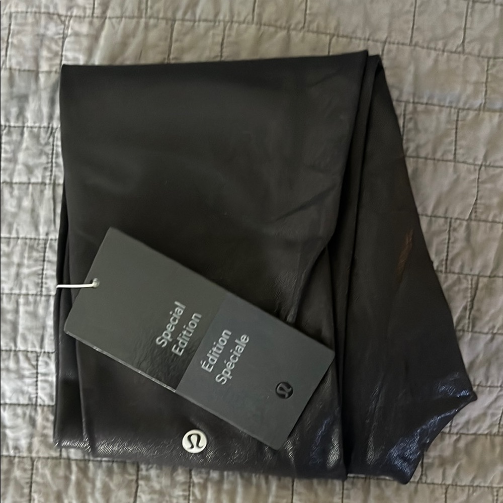 Lululemon Black Wunder Train HR Tight 25” Foil pattern